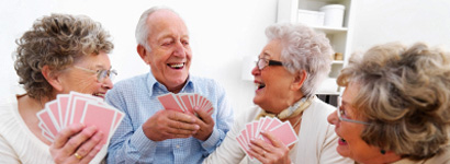 Grupo de ancianos jugando a las cartas